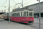 Wien WVB SL D (T1 402 + m3 5321) Hst. Südbahnhof am 3. Mai 1976. - Scan von einem Farbnegativ. Film: Kodacolor II. Kamera: Minolta SRT-101.