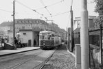 Wien WVB SL 62 (L (L4) 557 + l + l (Tw: SGP; Bw: Gräf&Stift)) WLB-Brücke an der Philadelphiabrücke in Wien-Meidling am 3. Mai 1976. - Wegen Baufälligkeit war die Philadelphiabrücke in der Zeit vom 25. August 1975 bis 1. Oktober 1978 gesperrt, und in dieser Zeit benutzte die SL 62 die Brücke der Wiener Lokalbahnen, um von der Eichenstraße bis zum Schedifkaplatz und umgekehrt zu fahren. - Scan von einem S/W-Negativ. Film: Ilford FP4. Kamera: Kodak Retina Automatic II.