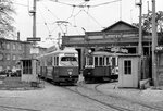 Wien Wiener Stadtwerke-Verkehrsbetriebe (WVB): Am 1. November 1976 halten im Bahnhof Vorgarten der E1 4479 als SL 22 (Z) und der M 4093. - Die Zentralfriedhoflinie 22 gab es zu Allerheiligen von 1907 bis 1981. - Scan von einem S/W-Negativ. Film: Ilford FP 4. Kamera: Minolta SRT-101.