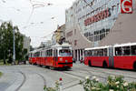 Wien WVB SL 31 (E1 4798 (SGP 1973)+ c4 1322 (Bombardier-Rotax 1974)) XXI, Floridsdorf, Franz-Jonas-Platz im August 1994.