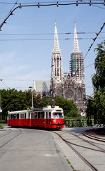 Wien WVB: Der von den Lohnerwerken 1966 hergestellte GT6 E 4458 erreicht als SL 44 eines Tages im August 1994 die Endstation Schottentor.