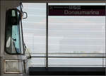 Der Wiener Hausberg lässt sich nur erahnen -     Die Streifen auf den Glasflächen des Hochbahnhofes Donaumarina der U2 verhindern einen uneingeschränkten Genuss der eigentlich genialen