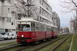 Am 5.1.2022 fuhr der letzte E1/c4 auf der Linie 26. Das Foto zeigt 4780+1356 an dem von der Linie 25 planmäßigen, aber von der Linie 26 nur für Einschubfahrten vom Bahnhof Kagran, verwendeten Streckenabschnitt in der Tokiostraße. 