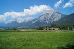 Ein weiter Blick ins Tiroler Oberinntal mit der Hohen Munde im Hintergrund bietet sich zwischen den Arlbergbahn-Haltestellen Flaurling und Oberhofen im Inntal. Am 30.07.2020 war ein noch im Schrägdesign gehaltener ÖBB-Talent der Baureihe 4024 als S1 5114 aus Kufstein kommend in der Mittagshitze durch diese Idylle hindurch auf dem Weg nach Telfs-Pfaffenhofen, das nur mehr wenige Fahrminuten entfernt liegt.