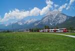 Zugkreuzung auf der Arlbergbahn - Im Jahr 2020 noch alltäglich waren die ÖBB-Talent im Schrägdesign. Im Vordergrund ist ein solcher als S 5117 aus Telfs-Pfaffenhofen kommend auf dem Weg nach Kufstein, während im Hintergrund sein Kollege als REX 5386 Richtung Landeck-Zams eilt. (Flaurling, 30.07.2020).