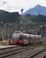 Der Regionalexpress von Innsbruck nach Landeck wartet in Innsbruck Hbf.