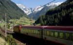 1216 strebt mit EC89 St. Jodok und dem Brenner (bzw. Mailand) zu. Im Hintergrunde die frisch verschneiten Berge im Valser Tal - Ende August 2011 kHds