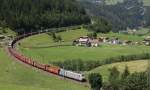 189 917-8 und 189 918-6 von Lokomotion ziehen am 9.7.2012 den Schrottzug die Schleife bei St. Jodok Richtung Brenner, wrend 186 251-5 von Railpool den Zug Bergauf schiebt. Wegen Bauarbeiten vor dem Bahnhof Brenner fhrt er links. 