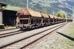 2016 052-0 schiebt soeben einen Schotterzug in den Bahnhof Greifenburg-Weißensee.