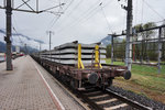 Blick auf den soeben eingetroffenen Zug mit den neuen Betonschwellen.