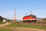 Die 1144 passt hier fast perfekt in das historische Ambiente des Bahnhofs St.Martin am Grimming mit dem Stellwerk 1 im Hintergrund und einer alten Schrankenanlage.