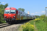 80-73 083-2 mit zwei CRD und einen Bdteer Wagen kurz nach Marchegg.