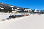 Der als  Weihnachtszug  gestaltete 4024.123 kam am 20. Januar 2024 mit einem weiteren Talent als S 5024 von Hochfilzen nach Wörgl zum Einsatz. Bei Brixen im Thale konnte ich den Triebzug in winterlicher Landschaft mit dem Kitzbüheler Horn im Hintergrund fotografieren. An diesem Tag wurden die meisten Nahverkehrszüge aufgrund des Hahnenkamm Rennens mit Doppel-Garnituren geführt.  