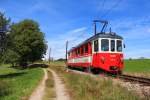 Auf dem Weg von Attersee nach Vcklamarkt befindet sich Triebwagen  26 111  der Attergaubahn am 15.