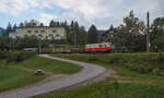 Mit einem Fotogüterzug war NÖVOG E14 (als ÖBB 1099.014) am 28.09.2021 kurz vor dem Bahnhof Winterbach in Richtung Tal unterwegs.