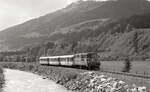 Historisches Bild aus ÖBB Zeiten der Pinzgaubahn. Die später verschrottete 2095 003-6 mit 3 Wagen als Zug 5091 (Krimml - Zell am See) nahe Rosenthal Gross-Venediger, 16.05.1986. Scanbild 94254, Ilford FP4.