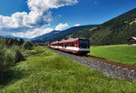 VSs 101 fährt an der Spitze des R 3321 (Krimml - Zell am See), nahe der Haltestelle Vorstadl, vorüber.