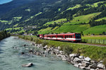 VSs 101 fährt an der Spitze des R 3321 (Krimml - Zell am See), zwischen Wenns und Mühlbach im Pinzgau, vorüber.