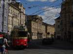 N83 der Stubaitalbahn biegt in die Anichstrae ein. Man erkennt gut die O-Bus-Fahrleitungen, die schon eine gute Weile lang ungentzt gleichwohl den Himmel ber der Strae zieren und den nach Sden fhrenden Schienenstrang, der heute auf der Hhe der im Hintergrund erkennbaren Kreuzung mit der Meranerstrae endet, knftig aber weiter der Maria-Theresien-Strae folgend und dann weiter parallel zum bestehenden Geleise richtung Westen die Verbindung zum Hauptbahnhof herstellen soll. Hinter uns liegt der nrdliche Teil der Maria-Theresien-Strae, in dem das vor zwei Jahren erst erneuerte Geleise mit vier Weichen und einer Kreuzung entfernt werden soll. Ein wirklich schlauer Akt der Stadt, fast so schlau wie die Errichtung der neuen Hungerburgbahn, wenn auch die Dimension der Geldvernichtung angesichts der geringeren Dimension der Anlagen eine geringere ist. N83 befindet sich auf dem Wege nach Fulpmes, er wird in etwa zehn Minuten den Stubaitalbahnhof gewonnen haben, ehe er hinansteigt gen Luimes. Zur Pfingstzeit 2008 kHds - Nachtrag 2011: Schon lange liegt in der nrdlichen Maria-Theresien-Strae kein Geleise mehr, man hat neue Weichen und Kreuzungen, Monate zuvor frisch einbetoniert, herausgerissen, vier Weichen und eine Kreuzung, Gegenwert gesamt ca. 500.000 EUR, die Arbeit nicht gerechnet. Einzig das leise Holpern auf der Kreuzung Marktgraben/Burggraben mit Maria-Theresien-Strae/Herzog-Friedrich-Strae erinnert noch an den Streckenabschnitt. Nicht sehr schlau.