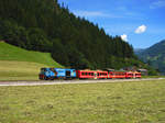 Zillertalbahn D16 Diesellok mit dem Planzug von Jenbach nach Mayrhofen kurz vor Zell am Ziller.