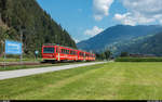 Zillertalbahn VT 4 schiebt als hinterer Triebwagen am 26. Juli 2018 einen Zug aus der Haltestelle Erlach im Zillertal in Richtung Jenbach.