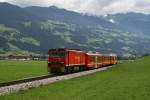 Die Lok D 15 der Zillertalbahn ist mit drei Wagen am 10.09.2010 bei Strass unterwegs.