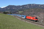 Vor dem strahlend weiss glänzenden Schneeberg,fährt RJ-75 mit 1216.227 bei der Apfelwiese am Eichberg.
