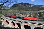 Weitwinkel-Aufnahme des RJ-133 mit 1216.002 der gerade den Schwarzatal-Viadukt rund um Payerbach überquert.