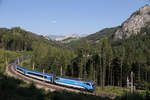 Vor der Rax und der Polleroswand,fährt RJ-71 mit 1216.249 bei Breitenstein.