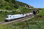 Die letzten beiden 1216er der Wiener Lokalbahnen Cargo konnte ich am 26. September 2021 beim Verlassen des Eichberg-Tunnels an der Semmeringbahn fotografieren. Die 1216.950 und 955 brachten den Getreidezug SGAG 48297 von Mistelbach nach Tarvisio Boscoverde. Von dort ging es für den Zug dann noch weiter zum Bestimmungsort Felizzano in Norditalien. Es bleibt abzuwarten, wie lange die beiden Tauri noch im Dienste der WLC stehen, die restlichen der ursprünglich beschafften Loks der Baureihe wurden inzwischen an die ČD verkauft.