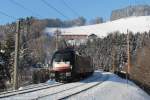 ES 64 U2 061 rollt mit einem Containerzug ber das Wagnergrabenviadukt Gloggnitz entgegen, am Zugschluss befindet sich 1144 284; am 19.01.2013