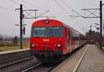 Eine von 80-73 099-8 begrenzte Wendezuggarnitur unternahm am 25.02.2023 Mess- bzw. Probefahrten auf der Unterinntalbahn. In der Haltestelle Langkampfen konnte die von einer 1144 angeführte Garnitur bei regnerischem Wetter dokumentiert werden. 