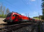 1116 230-4 an der Zugspitze des RJ662-262 bei Seekirchen/Wallersee, 170501