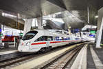 411 073-0 wartet als ICE 90 (Wien Hbf - Passau Hbf - Nürnberg Hbf - Kassel-Wilhelmshöhe - Hamburg Altona), in Wien Hbf, auf die Abfahrt.