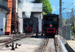 Die Lok Nr. 4 hat nach der Abfahrt in Jenbach noch einmal angehalten. Lok Nr. 3 fährt in Richtung Depot. Der Fotograf steht auf dem Bahnsteig hinter dem Prellbock. Jenbach, 9.6.2023