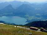 Dieseltriebwagen VTZ21-22 der Schafbergbahn bringt 70Personen nach Überwindung der rd.1190 Höhenmeter vom Tal herauf zur Bergstation des gleichnamingen Berges; 180728