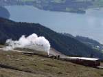 Gleich verschlingt die Gefllstrecke den Zug der Schafbergbahn; 12.10.2012