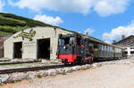 Bergstation der Schneebergbahn 1800 müM. Der Dampfzug wartet neben dem überdachten Teil des Bahnhofs auf die Abfahrt zur Talfahrt. Bergbahnhof Hochschneeberg, 18.6.2023