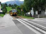 Triebwagen Salamander am Bahnbergang kurz vor der Einfahrt in Puchberg am Schneeberg.