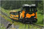 Die im Jahr 2010 von Stadler Rail erbaute Zahnraddiesellok fhrt auf der Schneebergbahn von Puchberg am Schneeberg nach Hochschneeberg.