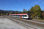 Zugbegegnung im Bahnhof Deutschlandsberg am 12.10.2017  Mit etwas Verspätung flitz R8559 in den Bahnhof hinein.