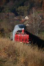 Tschungelexpress??? Dh1700.1 mit einem Perlkieszug beim Anstieg auf die Leibenfelder Höhe am 11.11.2015