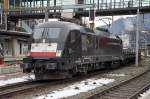 182 561 durchfhrt am 6.02.2013 mit einem Gterzug den Bahnhof Bruck/mur.