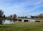 1216 910 mit einem KLV am 14.04.2013 auf der Isarbrcke in Plattling.