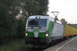 193 240 mit Leer-Holzzug von Stendal-Niedergörne nach Rostock-Bramow bei der Durchfahrt im Haltepunkt Rostock-Holbeinplatz.25.08.2017