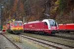 SBL 91 und X 552 111 nebeneinander in Werfen am 9.11.2017.