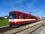 ET56 der Salzburger-Lokalbahn verlässt als S1-44 den Bahnhof Lamprechtshausen; 190317