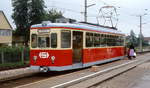 Im Sommer 1980 wartet der ET 20.109 von Stern & Hafferl im Bahnhof Bürmoos auf Fahrgäste nach Trimmelkam.