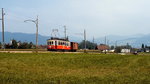 Im Sommer 1987 hat der Tw 23.104 (ex Rheinbahn 110) Attersee verlassen und sich mit einem Güterwagen im Schlepp auf den Weg nach Vöcklamarkt gemacht. Zug, Strecke und Holzmasten vermitteln Lokalbahnatmosphäre pur.