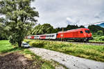 Geschoben von 2016 059-5, fährt die S4 4813 (Villach Hbf - Hermagor), kurz nach der Haltestelle Emmersdorf im Gailtal vorüber.